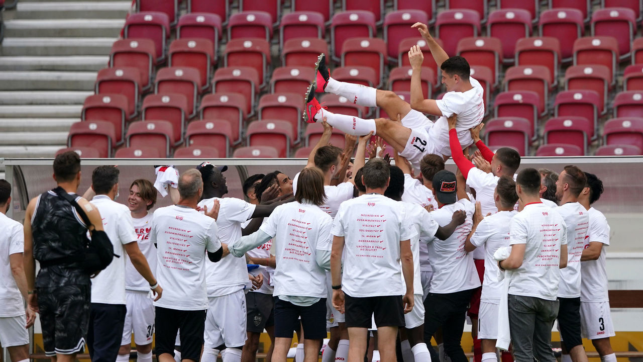 STUTTGART, GERMANY - JUNE 28: Mario Gomez of VfB Stuttgart is celebrated after his last game after the Second Bundesliga match between VfB Stuttgart and SV Darmstadt 98 at Mercedes-Benz Arena on June 28, 2020 in Stuttgart, Germany.