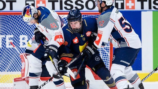 Djurgarden's Alexander Holtz (C) is squeezed by Munich's Yasin Ehliz (L) and Patrick Hager during the quarterfinal between Djurgarden Hockey and Red Bull Munich at the Champions Hockey League is a European ice hockey tournament on December 3, 2019 in Stockholm, Sweden. - during the quarterfinal between Djurgarden Hockey and Red Bull Munich at the Champions Hockey League is a European ice hockey tournament on December 3, 2019 in Stockholm, Sweden.