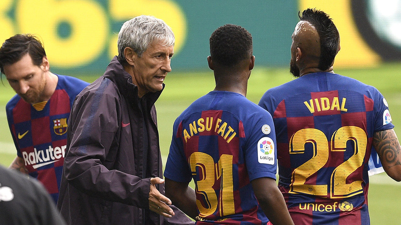 VIGO, SPAIN - JUNE 27: Quique Setien, Head Coach of FC Barcelona speaks with Ansu Fati and Arturo Vidal of FC Barcelona at the water break during the Liga match between RC Celta de Vigo and FC Barcelona at Abanca-Balaídos on June 27, 2020 in Vigo, Spain.