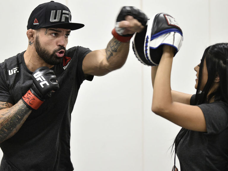 Perry: Girlfriend 'did a great job' in my corner vs. Gall | theScore.com