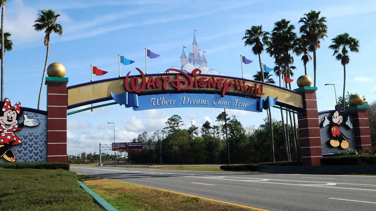 ORLANDO, UNITED STATES - 2020/03/16: The entrance to Disney World is deserted on the first day of closure as theme parks in the Orlando area suspend operations for two weeks in an effort to curb the spread of the coronavirus (COVID-19). As of March 16, 2020 there were 155 Florida-related coronavirus cases.