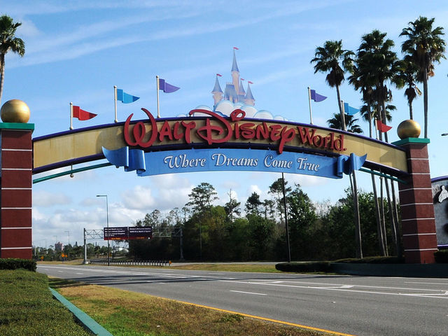 ORLANDO, UNITED STATES - 2020/03/16: The entrance to Disney World is deserted on the first day of closure as theme parks in the Orlando area suspend operations for two weeks in an effort to curb the spread of the coronavirus (COVID-19). As of March 16, 2020 there were 155 Florida-related coronavirus cases.