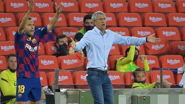 Barcelona's Spanish coach Quique Setien (R) and Barcelona's Spanish defender Jordi Alba react during the Spanish League football match between FC Barcelona and Club Atletico de Madrid at the Camp Nou stadium in Barcelona on June 30, 2020.