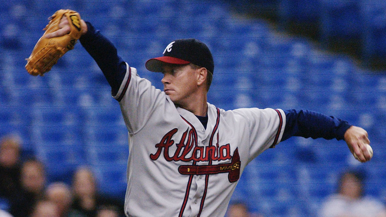 MONTREAL, CANADA: Atlanta Braves' pitcher Tom Glavine delivers to a mostly empty Olympic Stadium during fifth inning NL action against the Montreal Expos 22 May in Montreal. AFP PHOTO/Marcos TOWNSEND