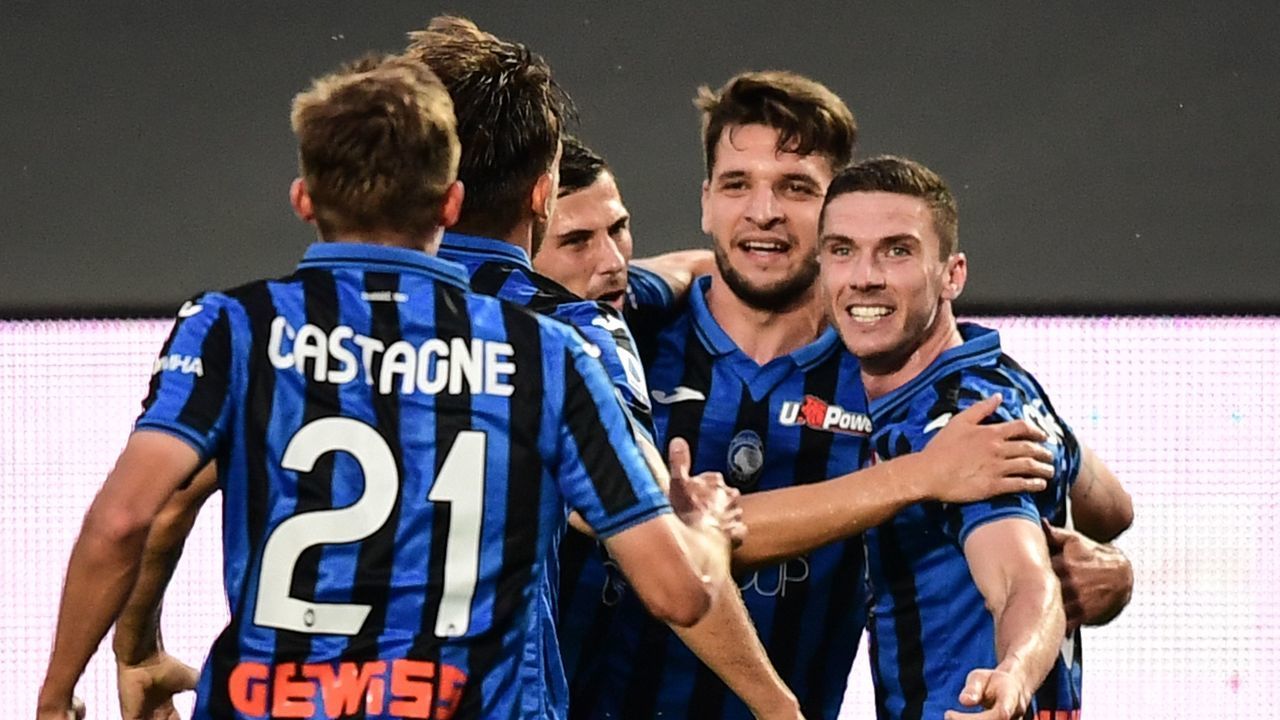 Atalanta's German defender Robin Gosens (R) celebrates after scoring during the Italian Serie A football match Atalanta vs Napoli played on July 2, 2020 behind closed doors at the Atleti Azzurri d'Italia stadium in Bergamo, as the country eases its lockdown aimed at curbing the spread of the COVID-19 infection, caused by the novel coronavirus.