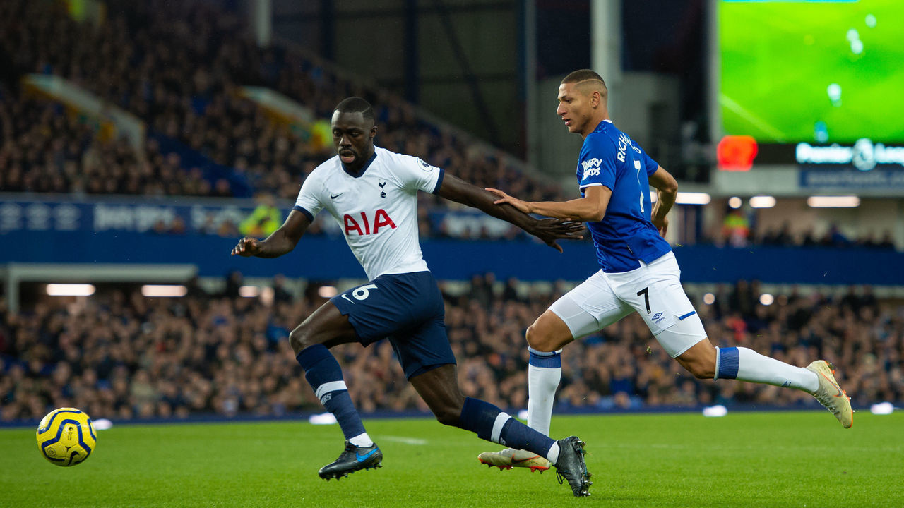 LIVERPOOL, ENGLAND - NOVEMBER 03: Davinson Sanchez (L) of Tottenham Hotspur and Richarlison (R) of Everton in action during the Premier League match between Everton FC and Tottenham Hotspur at Goodison Park on November 03, 2019 in Liverpool, United Kingdom.