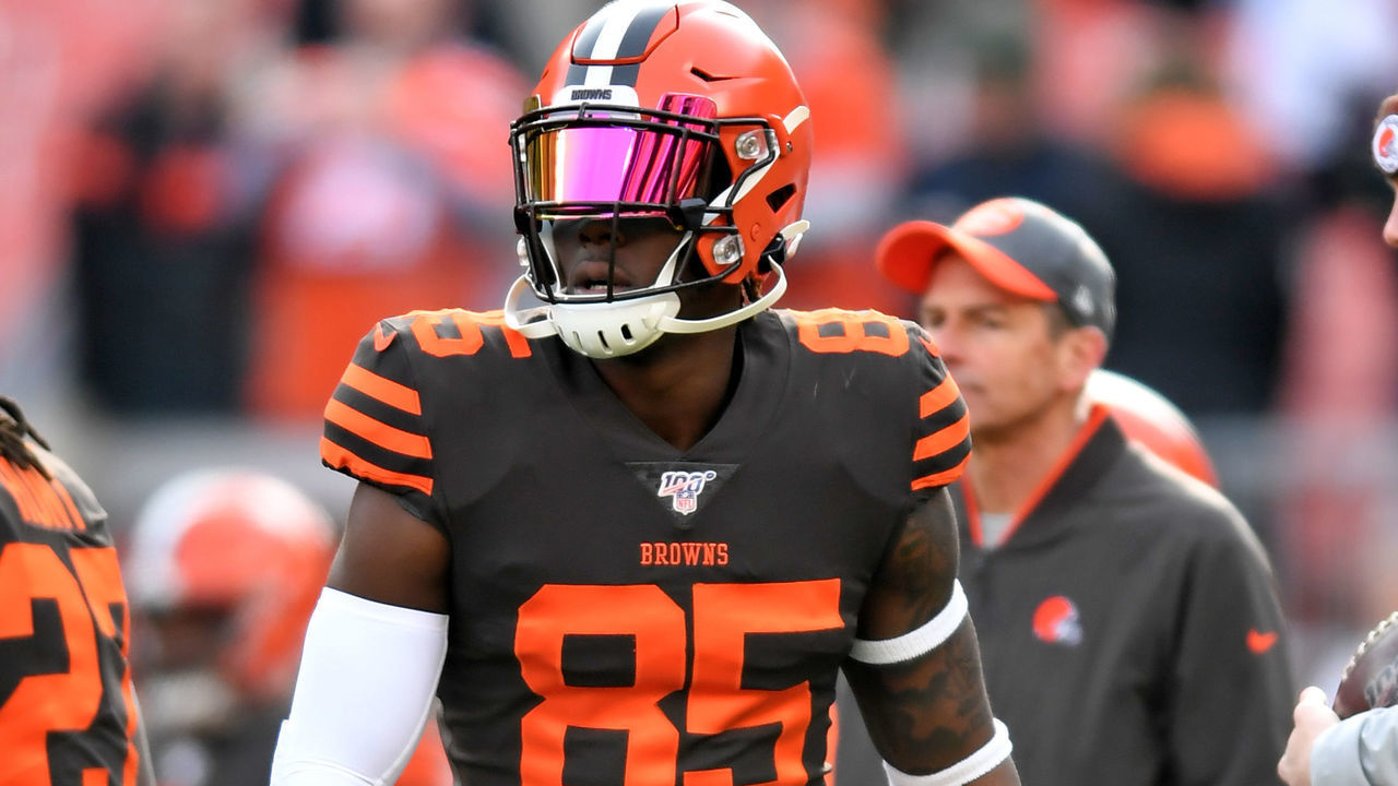 CLEVELAND, OH - DECEMBER 8, 2019: Tight end David Njoku #85 of the Cleveland Browns on the field prior to a game against the Cincinnati Bengals on December 8, 2019 at FirstEnergy Stadium in Cleveland, Ohio. Cleveland won 27-19. (Photo by: 2019 Nick Cammett/Diamond Images via Getty Images)