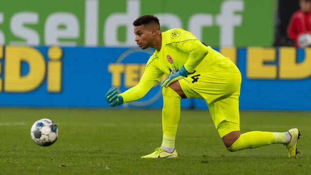 DUESSELDORF, GERMANY - NOVEMBER 23: goalkeeper Zack Steffen of Fortuna Duesseldorf controls the ball during the Bundesliga match between Fortuna Duesseldorf and FC Bayern Muenchen at Merkur Spiel-Arena on November 23, 2019 in Duesseldorf, Germany.