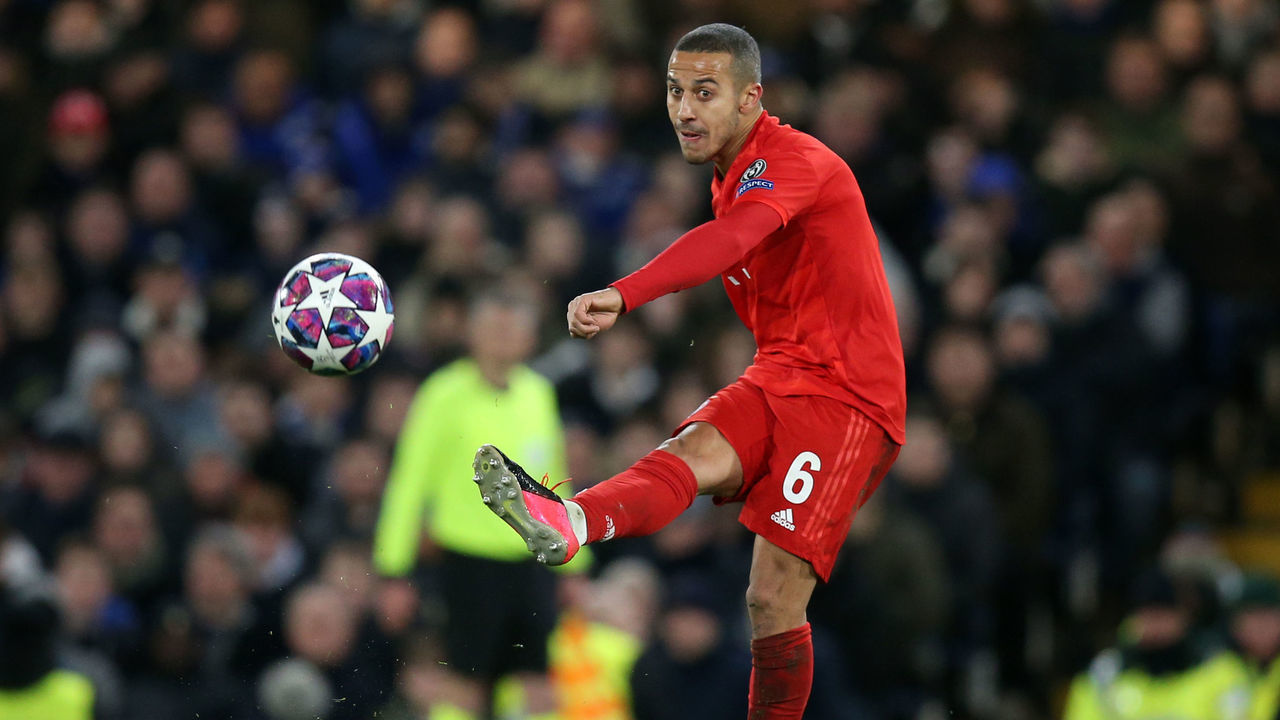 LONDON, ENGLAND - FEBRUARY 25: Thiago Alcantara of Bayern during the UEFA Champions League round of 16 first leg match between Chelsea FC and FC Bayern Muenchen at Stamford Bridge on February 25, 2020 in London, United Kingdom.