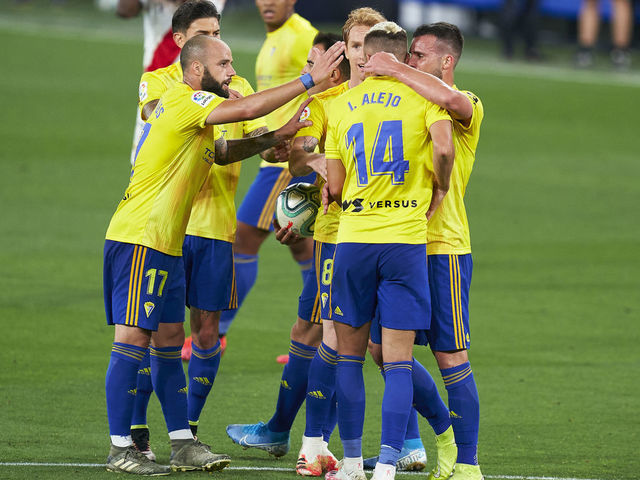 Cadiz promoted to La Liga after Real Zaragoza drop points | theScore.com