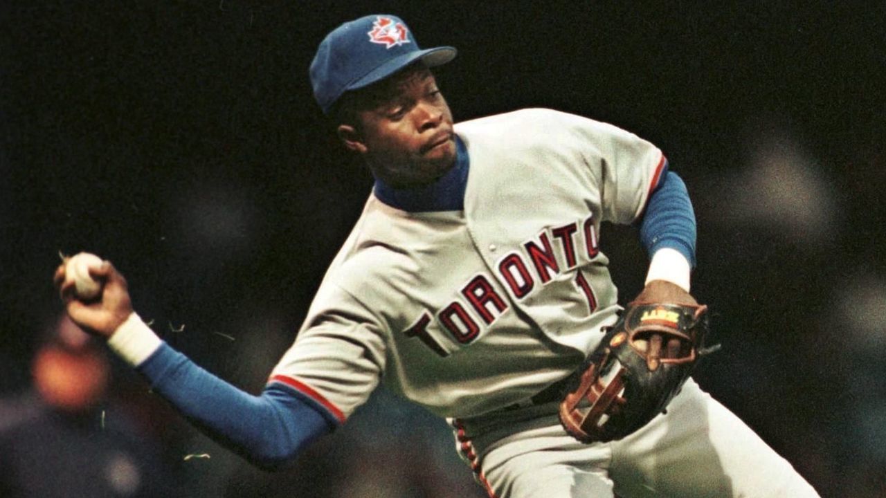 DETROIT, UNITED STATES: Toronto Blue Jays third baseman Tony Fernandez throws out Detroit Tigers Juan Encarnacion during the third inning in Detroit on 24 May 1999. AFP Photo/Jeff KOWALSKY