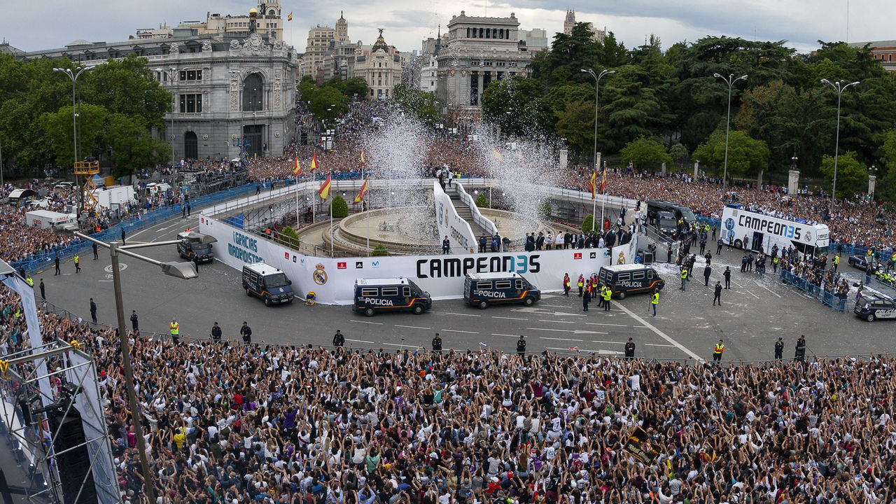 MADRID, SPAIN - MAY 27: Real Madrid players celebrate at Cibeles Square a day after winning their 13th European Cup and UEFA Champions League Final on May 27, 2018 in Madrid, Spain.