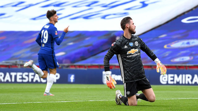 LONDON, ENGLAND - JULY 19: David De Gea of Manchester United fails to save the goal from Mason Mount of Chelsea as he celebrates after scoring his teams second goal during the FA Cup Semi Final match between Manchester United and Chelsea at Wembley Stadium on July 19, 2020 in London, England. Football Stadiums around Europe remain empty due to the Coronavirus Pandemic as Government social distancing laws prohibit fans inside venues resulting in all fixtures being played behind closed doors.