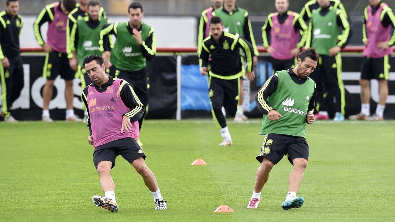 Spain's midfielders Xavi (L) and Santiago Cazorla (R) run during a training session at CT do Caju in Curitiba during the 2014 FIFA World Cup football tournament on June 20, 2014. AFP PHOTO/ LLUIS GENE