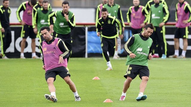 Spain's midfielders Xavi (L) and Santiago Cazorla (R) run during a training session at CT do Caju in Curitiba during the 2014 FIFA World Cup football tournament on June 20, 2014. AFP PHOTO/ LLUIS GENE