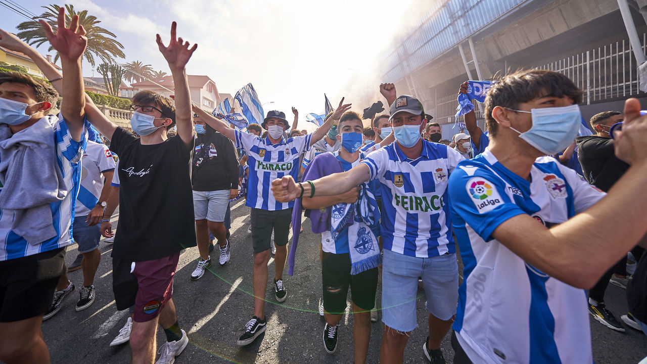 LA CORUNA, SPAIN - JULY 20: Deportivo's supporters wait to greet the team bus outside the Abanca Riazor stadium ahead of the La Liga Smartbank match between RC Deportivo and CF Fuenlabrada at Estadio Abanca Riazor on July 20, 2020 in La Coruna, Spain. Football Stadiums around Europe remain empty due to the Coronavirus Pandemic as Government social distancing laws prohibit fans inside venues resulting in all fixtures being played behind closed doors.