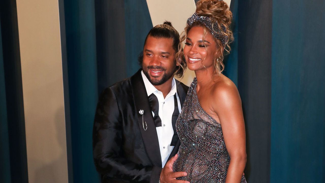 BEVERLY HILLS, CALIFORNIA - FEBRUARY 09: Russell Wilson and Ciara attend the 2020 Vanity Fair Oscar Party at Wallis Annenberg Center for the Performing Arts on February 09, 2020 in Beverly Hills, California.