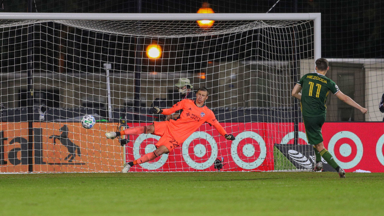 ORLANDO, FL - JULY 28: Portland Timbers forward Jaroslaw Niezgoda (11) kicks the deciding penalty kick during the soccer match between the Portland Timbers and FC Cincinnati on July 28, 2020, at ESPN Wide World of Sports Complex in Orlando, FL.