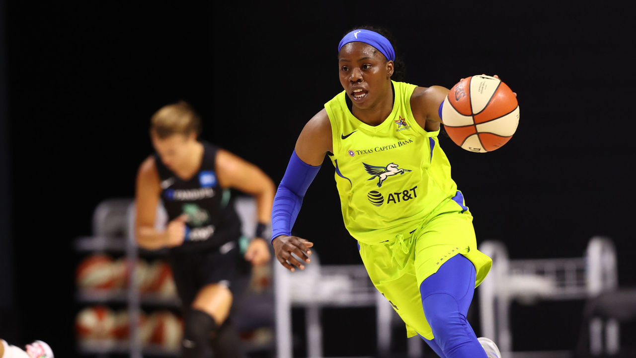 PALMETTO, FL - JULY 29: Arike Ogunbowale #24 of the Dallas Wings handles the ball against the New York Liberty on July 29, 2020 at Feld Entertainment Center in Palmetto, Florida. NOTE TO USER: User expressly acknowledges and agrees that, by downloading and/or using this Photograph, user is consenting to the terms and conditions of the Getty Images License Agreement. Mandatory Copyright Notice: Copyright 2020 NBAE
