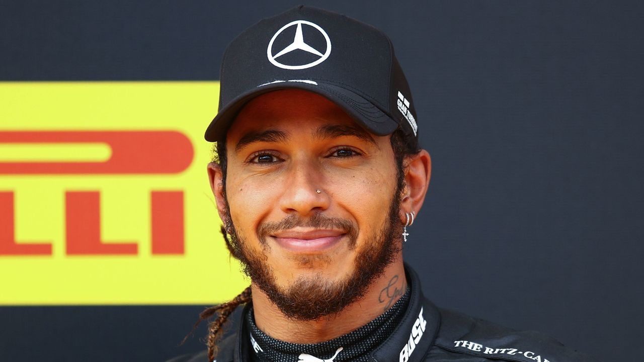 Хэмилтон футболист. Льюис Хэмилтон. Луис Хамильтон гонщик. Lewis Hamilton 202`. Мама Льюиса Хэмилтона.