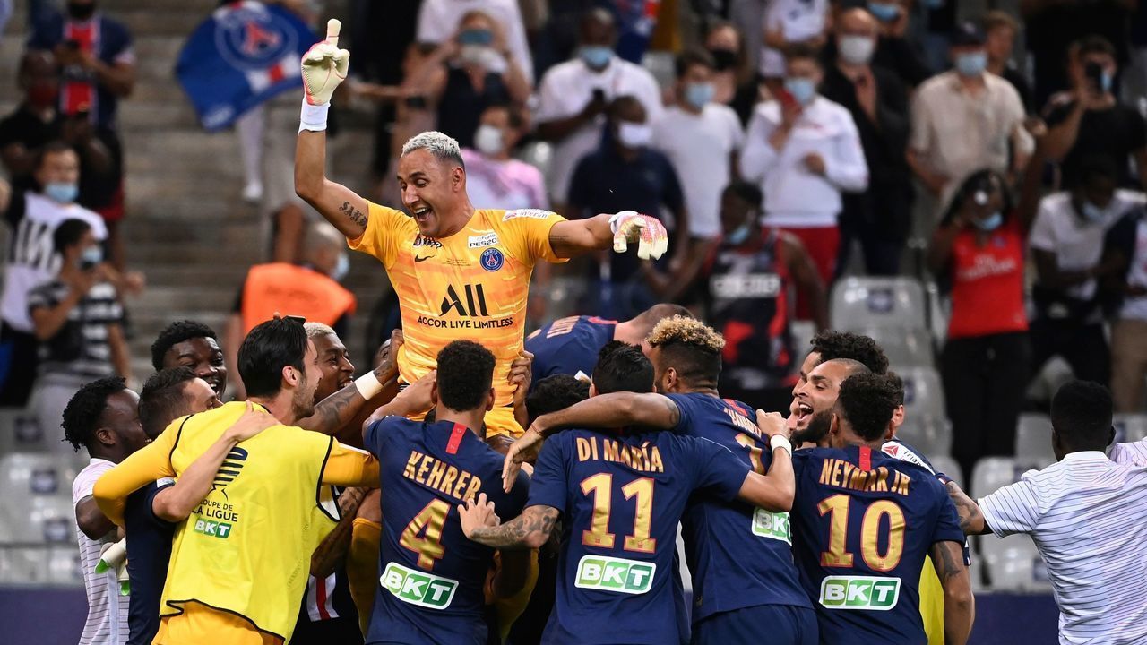 Paris Saint-Germain's players toss Paris Saint-Germain's Costa Rican goalkeeper Keylor Navas after winning the French League Cup final football match between Paris Saint-Germain vs Olympique Lyonnais at the Stade de France in Saint-Denis on July 31, 2020.