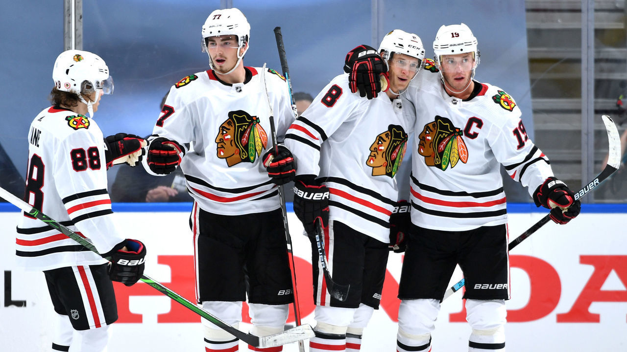 EDMONTON, ALBERTA - AUGUST 01: Dominik Kubalik #8 of the Chicago Blackhawks celebrates his power play goal with teammates during the second period of Game One of the Western Conference Qualification Round against the Edmonton Oilers at Rogers Place on August 01, 2020 in Edmonton, Alberta.