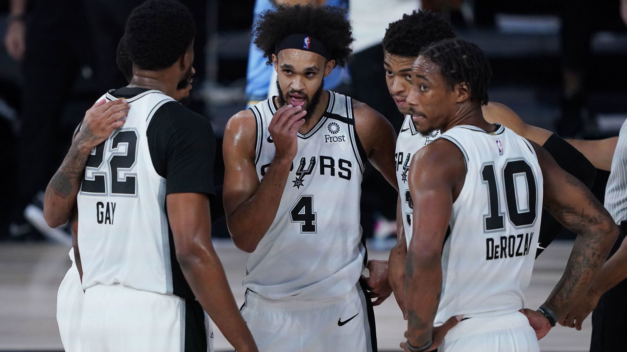LAKE BUENA VISTA, FLORIDA - AUGUST 02: Derrick White #4 of the San Antonio Spurs talks with teammates Rudy Gay #22, DeMar DeRozan #10 during the second half at Visa Athletic Center at ESPN Wide World Of Sports Complex on August 2, 2020 in Lake Buena Vista, Florida.
