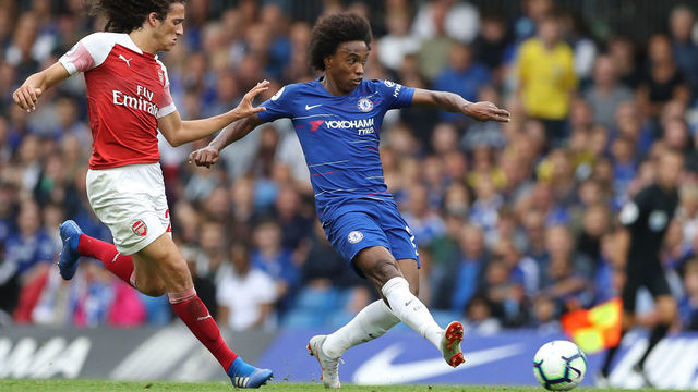 Chelsea's Brazilian midfielder Willian (R) vies with Arsenal's French midfielder Matteo Guendouzi during the English Premier League football match between Chelsea and Arsenal at Stamford Bridge in London on August 18, 2018.