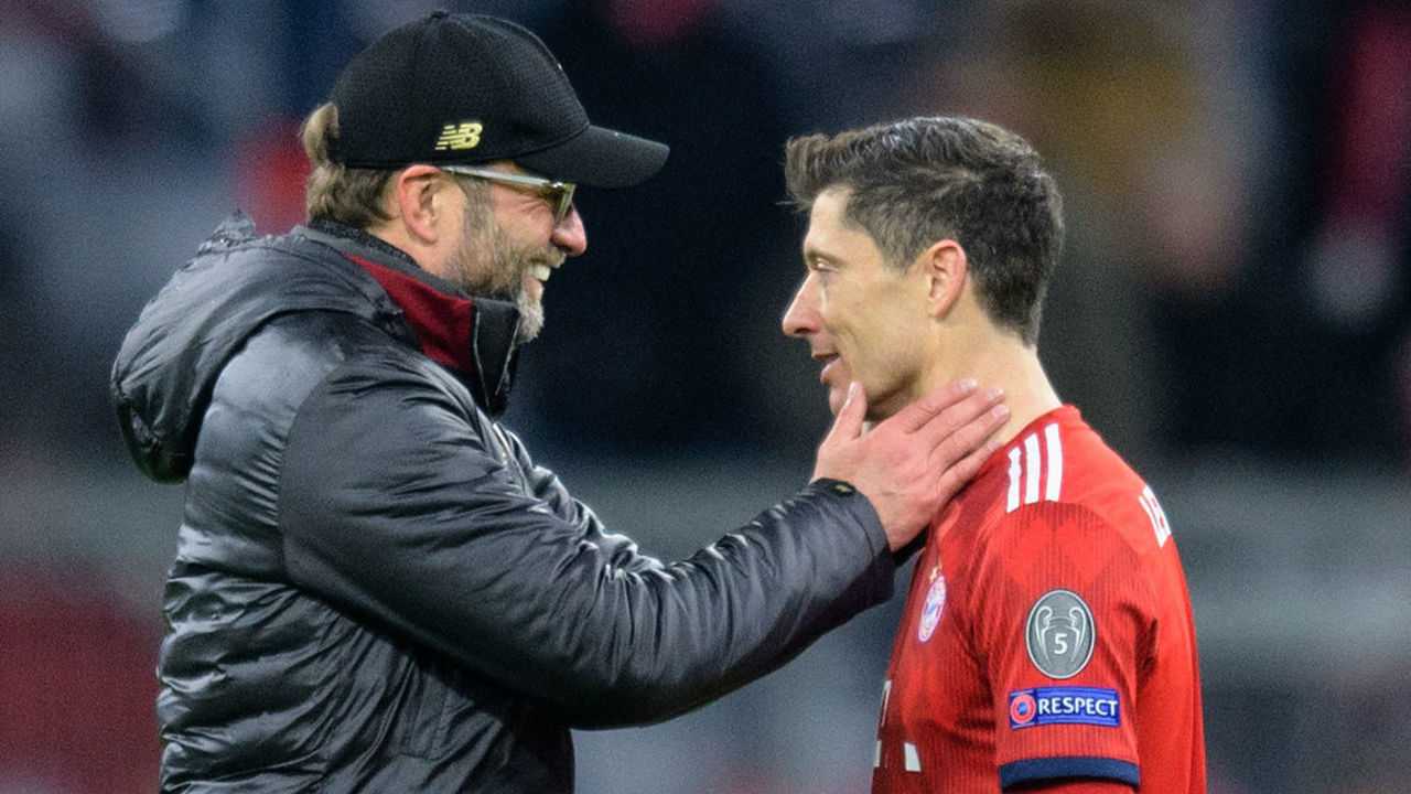 13 March 2019, Bavaria, München: Soccer: Champions League, knockout round, round of sixteen, second leg: FC Bayern Munich - FC Liverpool in the Allianz Arena. Coach Jürgen Klopp from Liverpool (l) talks to Robert Lewandowski from FC Bayern Munich after the final whistle Photo: Matthias Balk/dpa