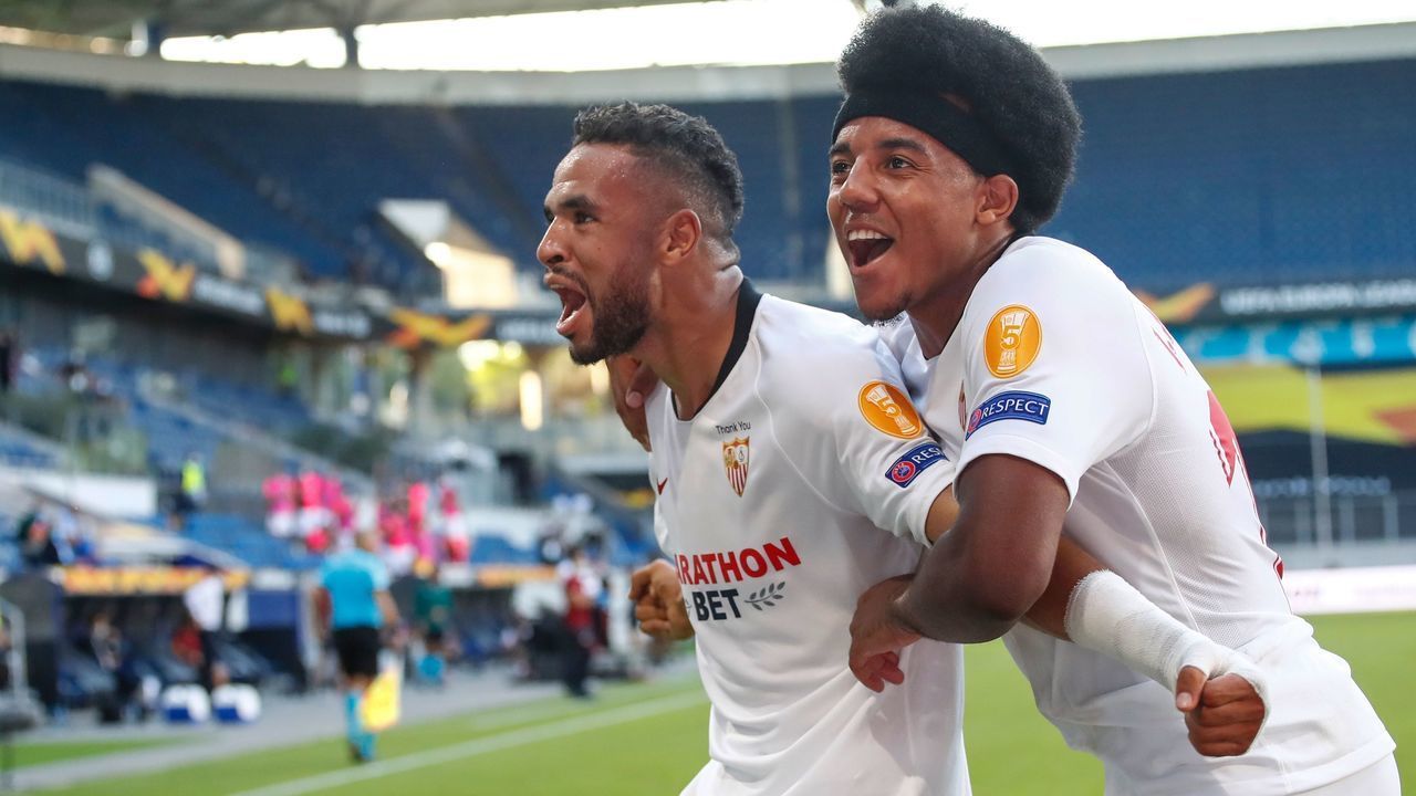 Sevilla's Moroccan forward Youssef En-Nesyri (L) celebrates scoring with Sevilla's French defender Jules Kounde during the UEFA Europa League round of 16 football match between Sevilla FC and AS Roma at the MSV Arena on August 6, 2020 in Duisburg.