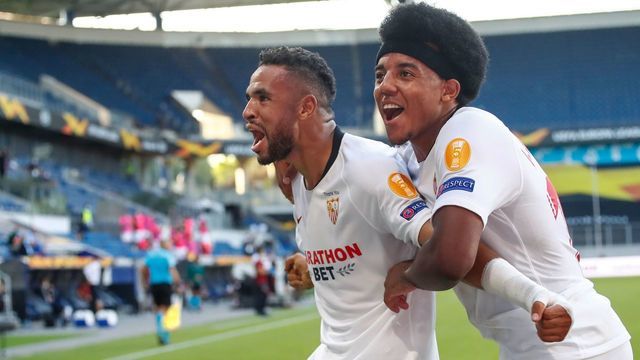 Sevilla's Moroccan forward Youssef En-Nesyri (L) celebrates scoring with Sevilla's French defender Jules Kounde during the UEFA Europa League round of 16 football match between Sevilla FC and AS Roma at the MSV Arena on August 6, 2020 in Duisburg.