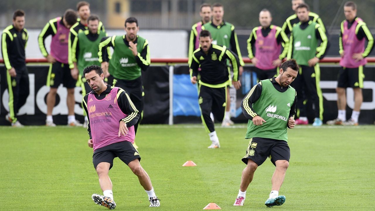 Spain's midfielders Xavi (L) and Santiago Cazorla (R) run during a training session at CT do Caju in Curitiba during the 2014 FIFA World Cup football tournament on June 20, 2014. AFP PHOTO/ LLUIS GENE