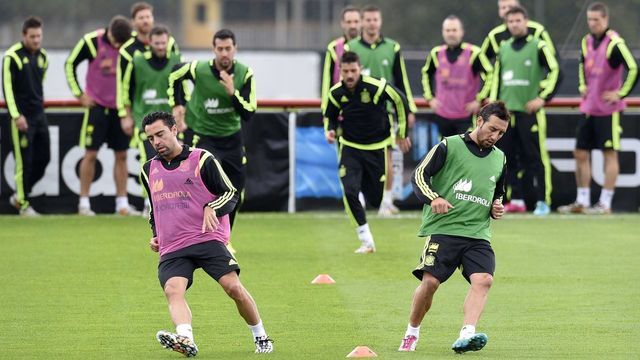 Spain's midfielders Xavi (L) and Santiago Cazorla (R) run during a training session at CT do Caju in Curitiba during the 2014 FIFA World Cup football tournament on June 20, 2014. AFP PHOTO/ LLUIS GENE