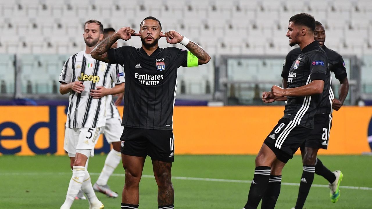 Lyon's Dutch forward Memphis Depay (C) celebrates scoring his team's first goal during the UEFA Champions League round of 16 second leg football match between Juventus and Olympique Lyonnais (OL), played behind closed doors due to the spread of the COVID-19 infection, caused by the novel coronavirus, at the Juventus stadium, in Turin , on August 7, 2020.