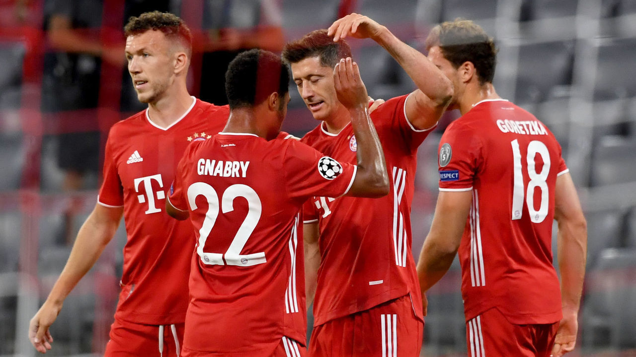 08 August 2020, Bavaria, Munich: Football: Champions League, knockout rounds, round of 16, second leg: FC Bayern Munich - FC Chelsea at the Allianz Arena. Munich's Robert Lewandowski (2nd from right) cheers after his 1-0 goal with Munich Ivan Perisic (l), Munich Serge Gnabry, Munich Leon Goretzka Alphonso DaviesAlphonso Davies(r). Photo: Sven Hoppe/dpa