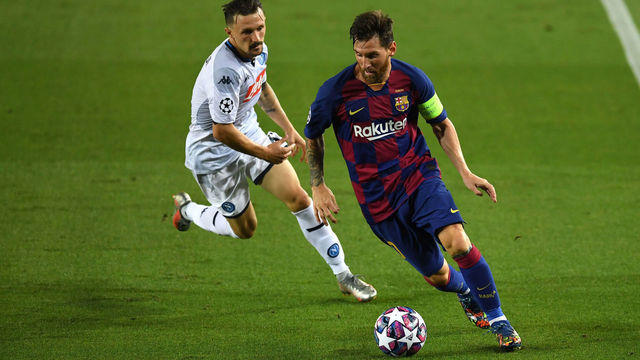 BARCELONA, SPAIN - AUGUST 08: Mario Rui of SSC Napoli battles for possession with Lionel Messi of Barcelona during the UEFA Champions League round of 16 second leg match between FC Barcelona and SSC Napoli at Camp Nou on August 08, 2020 in Barcelona, Spain.