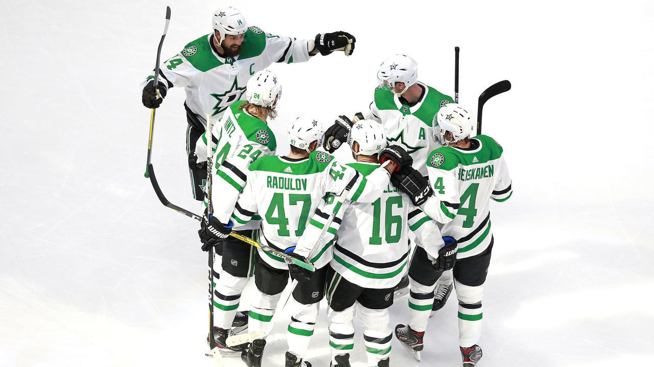 EDMONTON, ALBERTA - AUGUST 09: Joe Pavelski #16 of the Dallas Stars is congratulated by his teammates after scoring a goal at 19:29 against the St. Louis Blues during the third period in a Western Conference Round Robin game during the 2020 NHL Stanley Cup Playoffs at Rogers Place on August 09, 2020 in Edmonton, Alberta.
