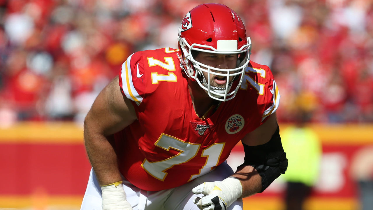 KANSAS CITY, MO - OCTOBER 13: Kansas City Chiefs offensive tackle Mitchell Schwartz (71) before the snap in the first quarter of an NFL matchup between the Houston Texans and Kansas City Chiefs on October 13, 2019 at Arrowhead Stadium in Kansas City, MO.