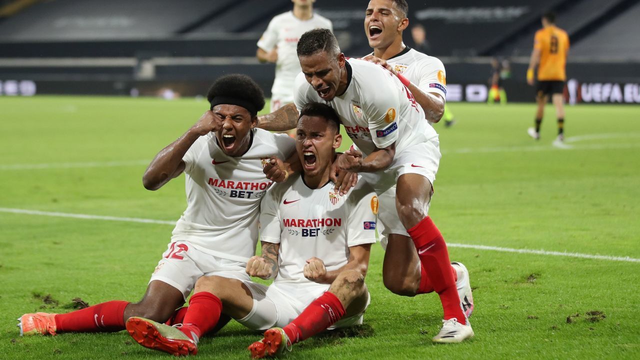 Sevilla's Argentinian midfielder Lucas Ocampos (C) celebrates scoring his team's first goal during the UEFA Europa League quarter-final football match Wolverhampton Wanderers v Sevilla at the MSV Arena on August 11, 2020 in Duisburg, western Germany.
