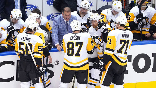 TORONTO, ONTARIO - AUGUST 07: Assistant coach Mark Recchi of the Pittsburgh Penguins talks with his players during a time out late in the third period against the Montreal Canadiens in Game Four of the Eastern Conference Qualification Round prior to the 2020 NHL Stanley Cup Playoffs at Scotiabank Arena on August 07, 2020 in Toronto, Ontario.