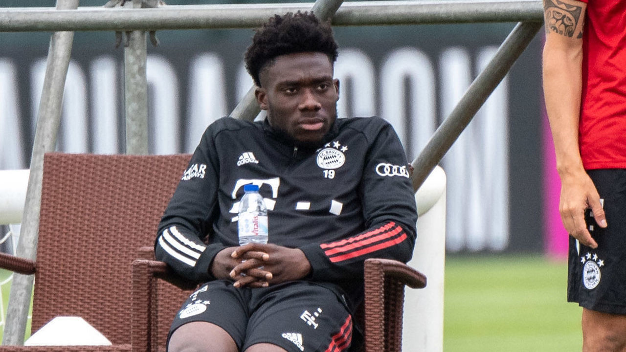 12 August 2020, Portugal, Lagos: Football: Champions League, FC Bayern in training camp in the Algarve before the final tournament in Lisbon. Alphonso Davies of FC Bayern Munich observes his team's training session on a football pitch from the team hotel. Davies is spared during this training session. Photo: Matthias Balk/dpa