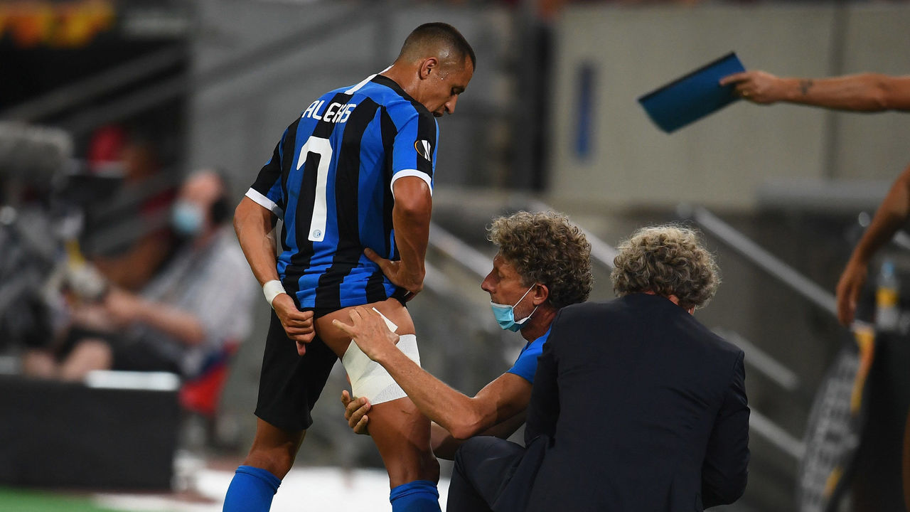 DUESSELDORF, GERMANY - AUGUST 10: Alexis Sanchez of FC Internazionale receives medical atention after being injured during the UEFA Europa League Quarter Final between Inter and Bayer 04 Leverkusen at Merkur Spiel-Arena on August 10, 2020 in Duesseldorf, Germany.
