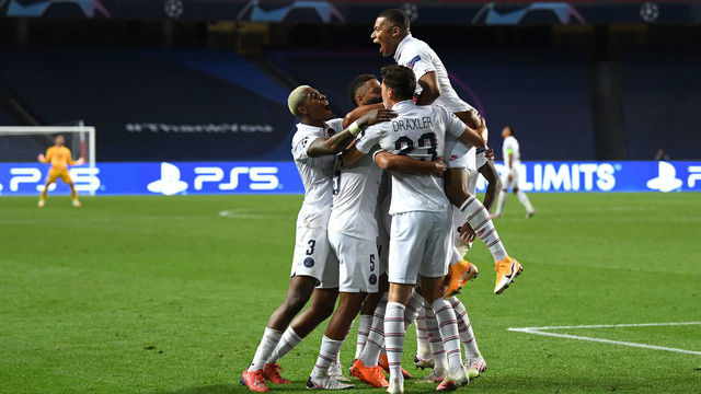 LISBON, PORTUGAL - AUGUST 12: Marquinhos of Paris Saint-Germain celebrates with his team mates after scoring his team's first goal during the UEFA Champions League Quarter Final match between Atalanta and Paris Saint-Germain at Estadio do Sport Lisboa e Benfica on August 12, 2020 in Lisbon, Portugal.
