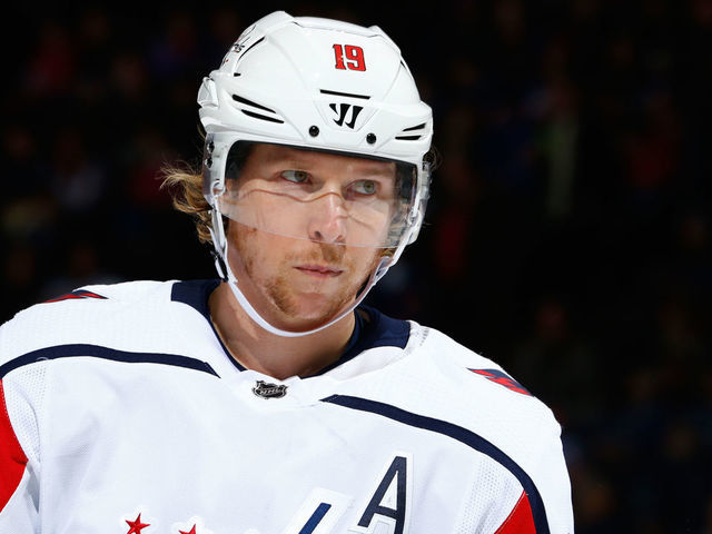 Capitals' Backstrom forced out of Game 1 after hit by Islan…