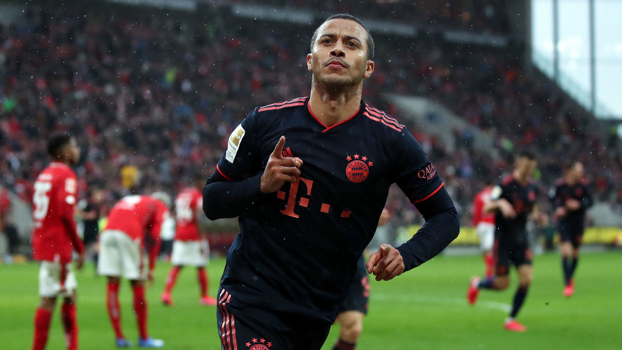 MAINZ, GERMANY - FEBRUARY 01: Thiago Alcantara of Muenchen celebrates his team's third goal during the Bundesliga match between 1. FSV Mainz 05 and FC Bayern Muenchen at Opel Arena on February 01, 2020 in Mainz, Germany.