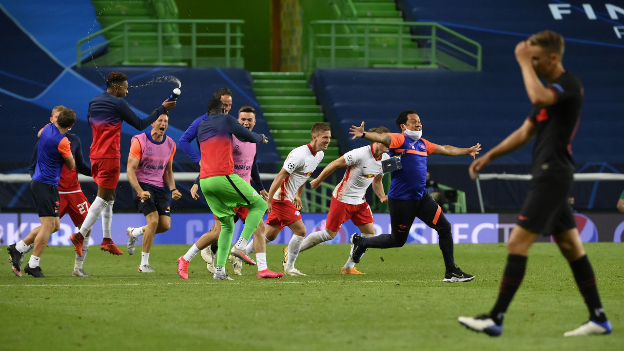 LISBON, PORTUGAL - AUGUST 13: RB Leipzig players and staff celebrate following their team's victory in the UEFA Champions League Quarter Final match between RB Leipzig and Club Atletico de Madrid at Estadio Jose Alvalade on August 13, 2020 in Lisbon, Portugal.