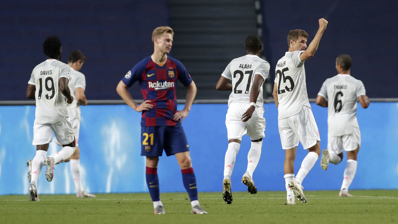 LISBON, PORTUGAL - AUGUST 14: Frenkie de Jong of FC Barcelona looks dejected after Thomas Mueller of FC Bayern Munich celebrates after his team's first goal during the UEFA Champions League Quarter Final match between Barcelona and Bayern Munich at Estadio do Sport Lisboa e Benfica on August 14, 2020 in Lisbon, Portugal.