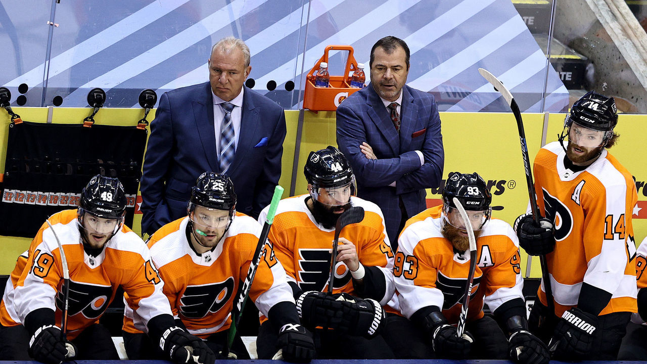 TORONTO, ONTARIO - AUGUST 14: Head Coach Alain Vigneault (top right) of the Philadelphia Flyers looks on against the Montreal Canadiens during the first period in Game Two of the Eastern Conference First Round during the 2020 NHL Stanley Cup Playoffs at Scotiabank Arena on August 14, 2020 in Toronto, Ontario, Canada.
