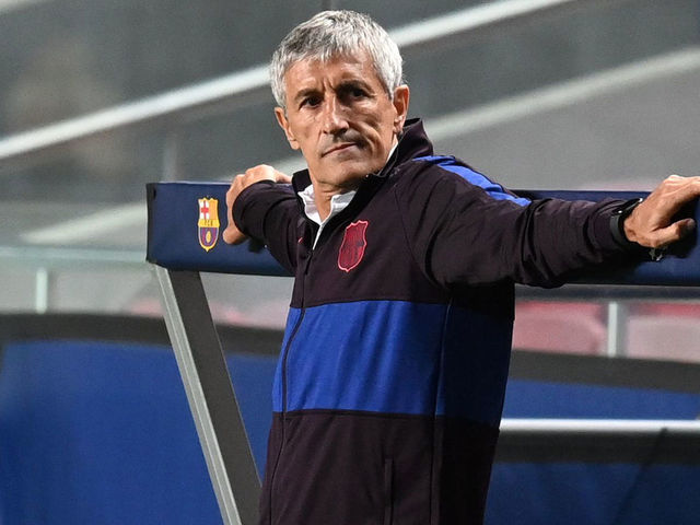 LISBON, PORTUGAL - AUGUST 14: Quique Setien, Head Coach of FC Barcelona looks dejected during the UEFA Champions League Quarter Final match between Barcelona and Bayern Munich at Estadio do Sport Lisboa e Benfica on August 14, 2020 in Lisbon, Portugal.