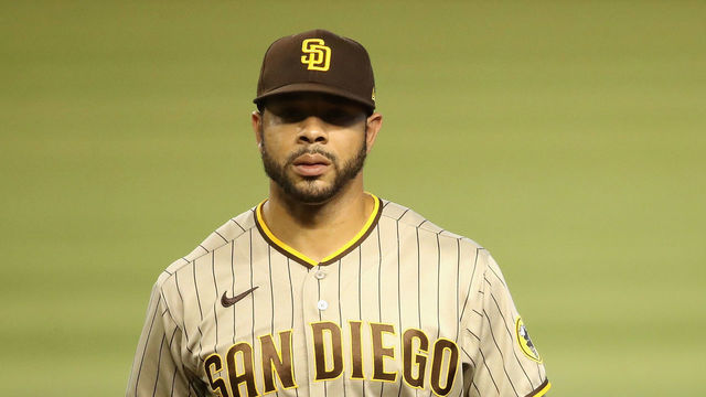 PHOENIX, ARIZONA - AUGUST 15: Outfielder Tommy Pham #28 of the San Diego Padres walks off the field with a team trainer during the second inning of the MLB game against the Arizona Diamondbacks at Chase Field on August 15, 2020 in Phoenix, Arizona.